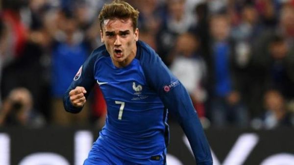 Penyerang Perancis, Antoine Griezmann saat melakukan selebrasi setelah mencetak gol ke gawang Albania pada pertandingan penyisihan Grup A Piala Eropa 2016 di Stadion Velodrome, Marseille, Rabu (15/6/2016).