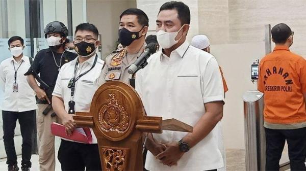 Brigjen Whisnu Hermawan. Polisi umumkan sudah memeriksa YouTuber Erwin Laisuman rekan afiliator Indra Kenz.