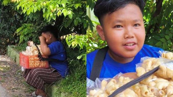 Ardi bocah penjual kerupuk nangis bantu ibu cari nafkah.