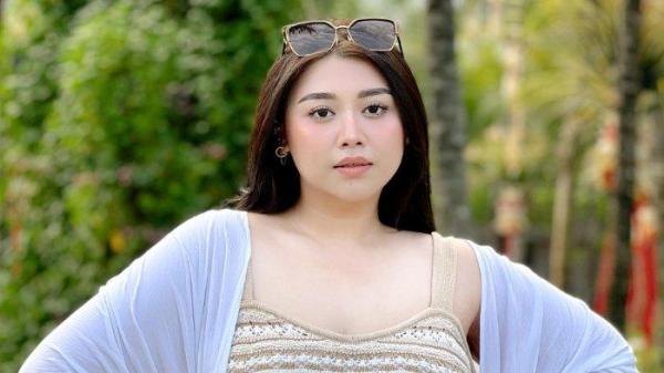 Selebgram yang akrab disapa Rissa ini penampilannya berubah drastis. Kini ia makin langsing dan bugar.