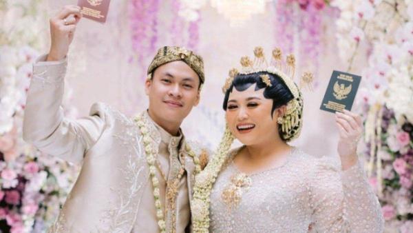 Clarissa Putri dan Sandro Fahdhipa memamerkan buku nikah mereka.