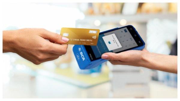 Bank BCA akan mengenakan biaya admin sebesar Rp 4.000 untuk setiap tarik tunai melalui mesin EDC mulai 5 Juli 2024.