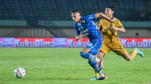 Gelandang Persib Bandung Stefano Beltrame saat melawan Bhayangkara FC, Kamis (29/3/2024).