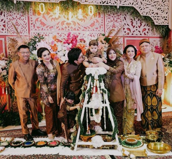 Tedak Siten memiliki prosesi melewati tujuh jadah dengan maknanya