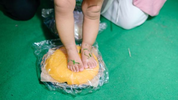 Tedak Siten memiliki prosesi melewati tujuh jadah dengan maknanya