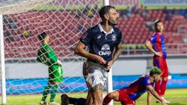 Tyronne del Pino merayakan gol pertamanya untuk Ratchaburi. Dia mencetak gol ke gawang Trat pada Liga 1 Trailand, Senin (4/3/2024).