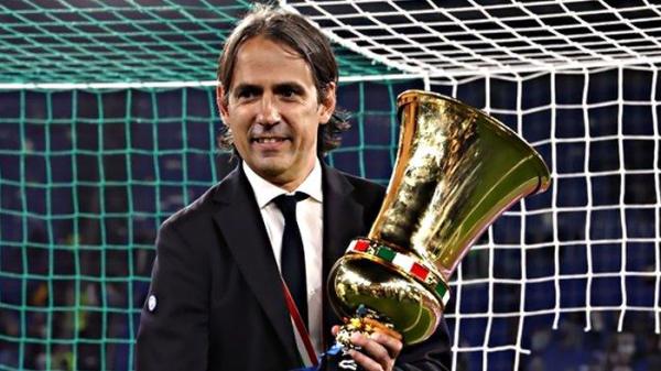 Pelatih Inter Milan, Simone Inzaghi mengangkat trofi Coppa Italia 2022/2023.