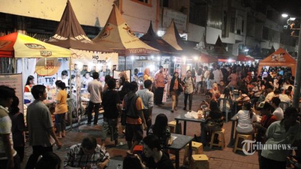 Warga memadati pusat jajanan Pasar Semawis, pasar malam yang berada di kawasan Pecinan, Kota Semarang, Jawa Tengah.