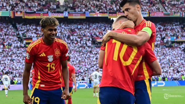 Penyerang Spanyol #10 Daniel Olmo merayakan bersama rekan satu timnya setelah mencetak gol pertama timnya selama pertandingan sepak bola perempat final UEFA Euro 2024 antara Spanyol dan Jerman di Stuttgart Arena di Stuttgart pada 5 Juli 2024. (Foto oleh Tobias SCHWARZ / AFP)