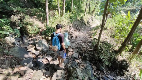 Sulitnya akses menuju kampung mati di Dusun Watu Belah, Kalurahan Sidomulyo, Kapanewon Pengasih, Kulon Progo, Jumat (16/6/2023).