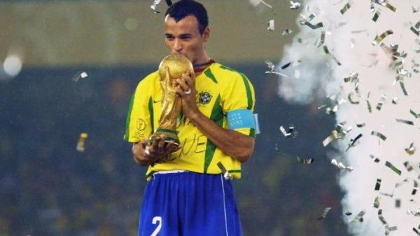 Cafu mengangkat piala dunia pada tahun 2002