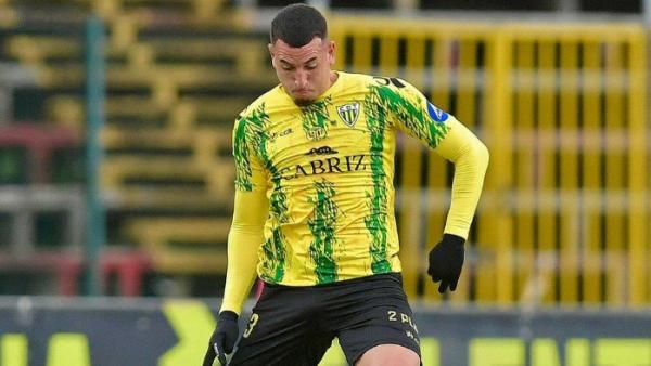 Bek asing asal Brasil, Gustavo Franca saat bermain bersama Tondela di Liga 2 Portugal. Dirinya dikaitkan dengan Persib Bandung untuk musim 2024/2025.