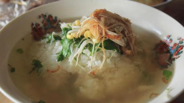 
Soto Gedhek Cungkrungan di Klaten, Jawa Tengah. Rekomendasi soto enak di Klaten yang cocok disantap sebagai menu sarapan enak karena porsinya pas. 