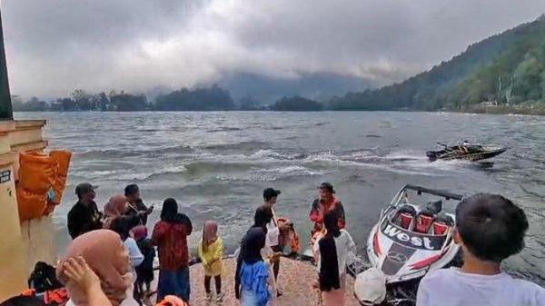 Pengunjung tengah antre naik speed boat sembari menikmati pemandangan di Wisata Telaga Sarangan Magetan, Minggu (14/4/2024).