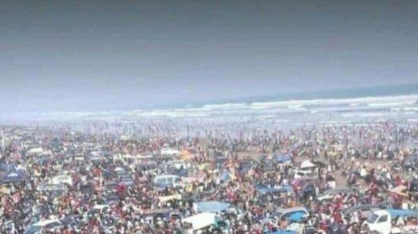 Kepadatan wisatawan terjadi di wisata Pantai Bagedur, Kecamatan Malingping, Kabupaten Lebak, pada hari pertama libur Lebaran Idul Fitri.