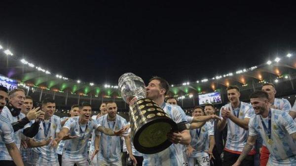 Lionel Messi mencium trofi juara Copa America bagi timnas Argentina setelah mengalahkan Brasil di Rio de Janeiro (10/7/2021). Pendapatan Messi bersama Inter Miami ternyata lebih tinggi dari bonus sebuah negara jika menjuarai Copa America.