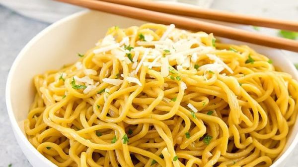 Simak fakta sebenarnya soal isu kebanyakan makan mie instan bikin penyakit usus buntu. Anak kosan sebagai yang hobi makan mie instan harus tahu.