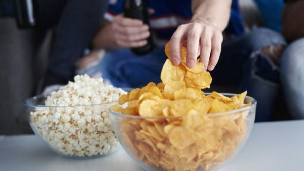 Ilustrasi makan keripik kentang(ThinkStock/gpointstudio)