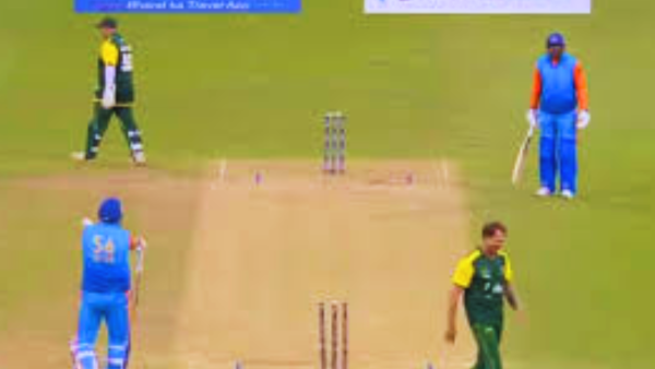 The relationship of two brothers turned into enmity, Pathan brothers were hell bent on beating each other in the live match, VIDEO went viral 2 Irfan Pathan-Yusuf Pathan Fight