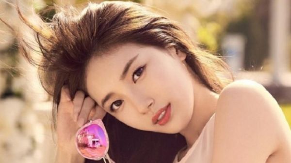 Suzy memakai kerudung saat acara fan signing.