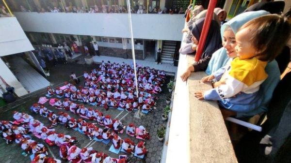 Sejumlah orang tua di lantai dua menyaksikan anaknya siswa kelas 1 mengikuti pembukaan Masa Pengenalan Lingkungan Sekolah (MPLS) pada hari pertama masuk sekolah tahun ajaran baru 2023/2024 di SDN 026 Bojongloa, Jalan Cibaduyut Raya, Kota Bandung, Jawa Barat, Senin (17/7/2023).