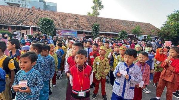 Suasana masa pengenalan lingkungan sekolah (MPLS) di SDN 071 Sukagalih, Kecamatan Sukajadi, Kota Bandung, Senin (17/7/2023)