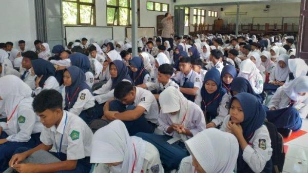 Kapolsek Sagalaherang Iptu Irfan Taufik Firmansyah, memberikan Sosialisasi Kamtibmas terkait bahayanya kenakalan remaja kepada Peserta MPLS SMAN 1 Serangpanjang, Subang, Sabtu (23/7/2023).