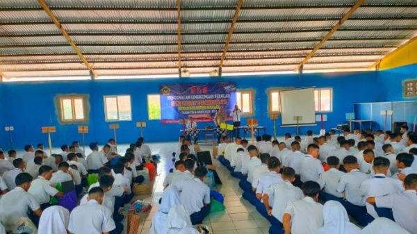 Polisi memberikan bimbingan untuk mencegah kenakalan remaja dalam Kegiatan MPLS di SMK Bina Nusantara, Selasa (19/7/2022).