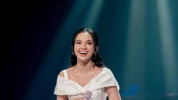 Lyodra nampak anggun menggunakan balutan gaun berwarna putih