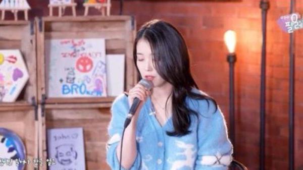 IU bernyanyi untuk youtube pribadinya
