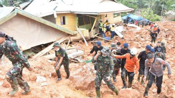 Proses evakuasi korban longsor di tambang emas Gorontalo.