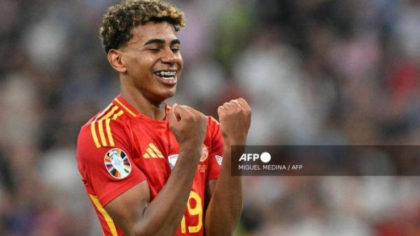 Penyerang Spanyol bernomor punggung 19 Lamine Yamal merayakan kemenangannya di akhir pertandingan semifinal UEFA Euro 2024 antara Spanyol dan Prancis di Munich Football Arena di Munich pada 9 Juli 2024.