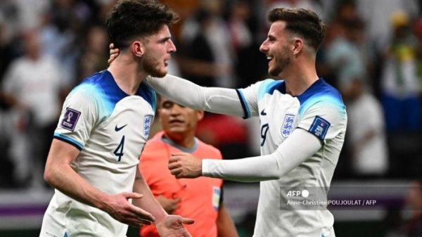 Gelandang Inggris #04 Declan Rice (Kiri) dan gelandang Inggris #19 Mason Mount merayakan setelah mereka memenangkan pertandingan sepak bola babak 16 besar Piala Dunia Qatar 2022 antara Inggris dan Senegal di Stadion Al-Bayt di Al Khor, utara Doha pada 4 Desember 2022.