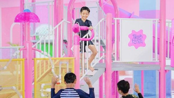 Tropikana Waterpark Cibinong memiliki konsep kolam renang indoor yang kids friendly.