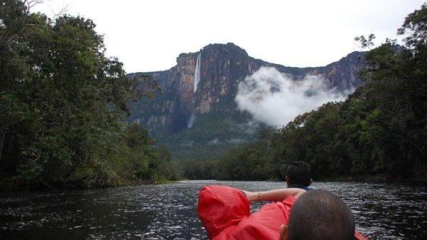 Air Terjun Angel, satu air terjun paling ikonik dari seluruh dunia yang menarik buat dijelajahi.