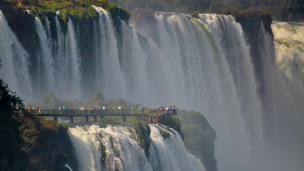 Air Terjun Iguazu, satu air terjun paling ikonik dari seluruh dunia yang menarik buat dijelajahi.