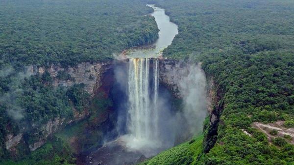 Air Terjun Kaieteur, satu air terjun paling ikonik dari seluruh dunia yang menarik buat dijelajahi.