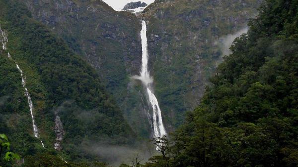 Air Terjun Sutherland, satu air terjun paling ikonik dari seluruh dunia yang menarik buat dijelajahi.