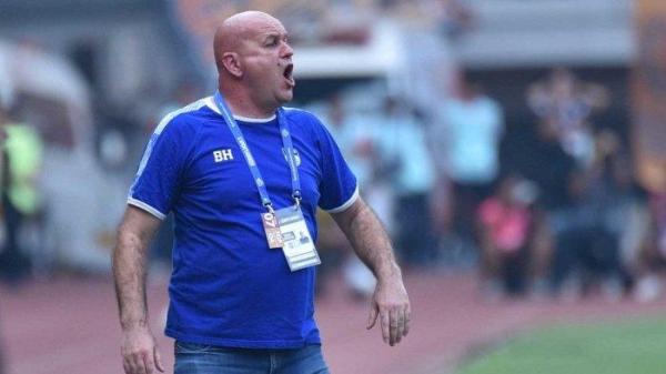 Pelatih Persib Bandung, Bojan Hodak sedang memantau anak asuhnya pada laga Liga 1 2023/2024 pekan ke-11 antara Persija Jakarta vs Persib Bandung di Stadion Patriot Candrabhaga Bekasi, Sabtu (2/9/2023).