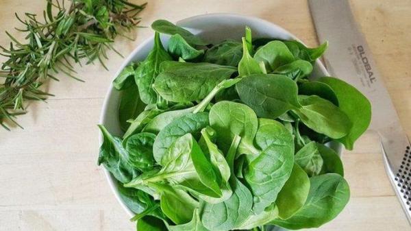 Daun Bayam ternyata punya khasiat dalam menunjang kecantikan.