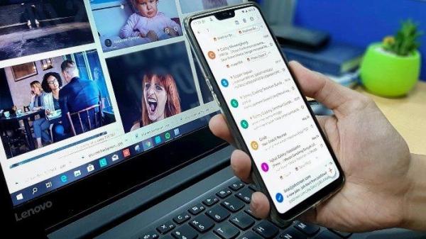 Ilustrasi HP dipakai membuka aplikasi Gmail