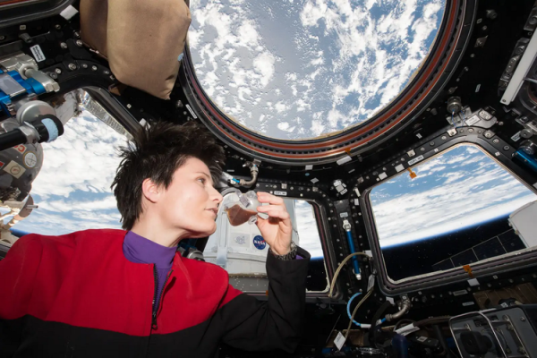 Astronot menikmati kopi di Stasiun Luar Angkasa Internasional.