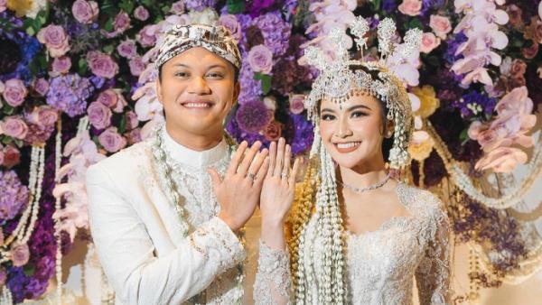 Mahalini menikah dengan Rizky Febian.