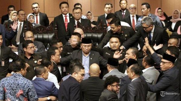 Sidang Peripurna DPD RI Ricuh, Ketua La Nyalla Acuhkan Interupsi dari Para Anggota.