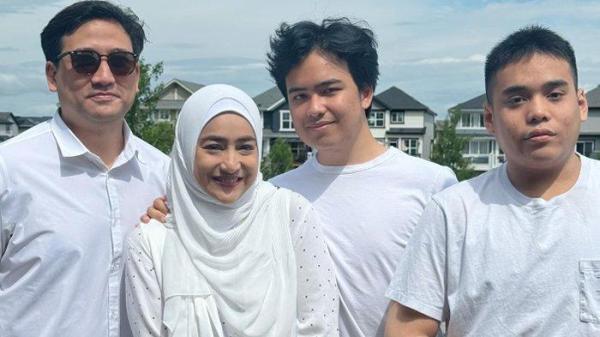 Keluarga Tengku Firmansyah dan Cindy Fatikasari beserta dua anaknya di Kanada