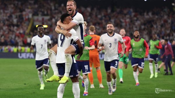 Penyerang Inggris #09 Harry Kane (atas) merayakan bersama penyerang Inggris #19 Ollie Watkins setelah memenangkan pertandingan sepak bola semifinal UEFA Euro 2024 antara Belanda dan Inggris di BVB Stadion di Dortmund pada 10 Juli 2024. (Photo by Adrian DENNIS / AFP)