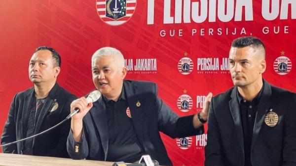 Direktur Utama Persija Jakarta Ambono Janurianto (tengah), Pelatih Persija Carlos Pena (kanan), Asisten Pelatih Persija, Ricky Nelson (kiri) dalam konferensi pers di Nirwana Park, Depok, Jawa Barat, Sabtu (29/6/2024).