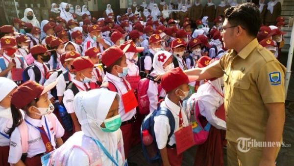 Sejumlah siswa kelas 1 mengikuti pembukaan Masa Pengenalan Lingkungan Sekolah (MPLS)