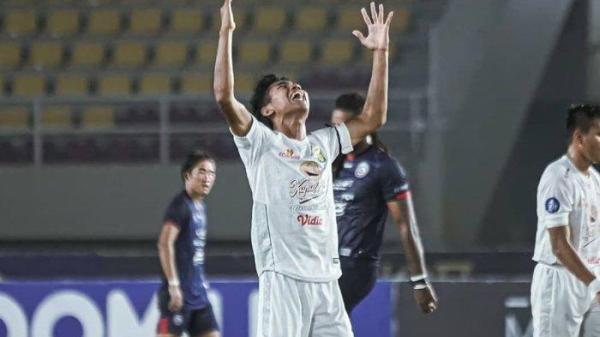 Marselino Ferdinan saat merayakan gol debut bersama Persebaya Surabaya. <div class=