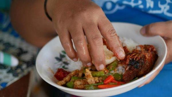 Bau terasi yang menempel di tangan terkadang masih tertinggal meski kita sudah selesai makan